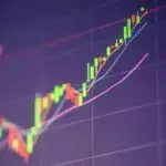 Bitcoin stijgt naar $121.000, altcoins ontploffen – XRP op nieuw record