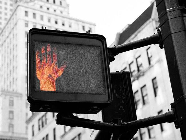 La Capitalizzazione di Mercato delle Criptovalute si Ferma a 3,7 Trilioni di Dollari mentre i Trader Ruotano, le Istituzioni Raddoppiano su BTC, ETH