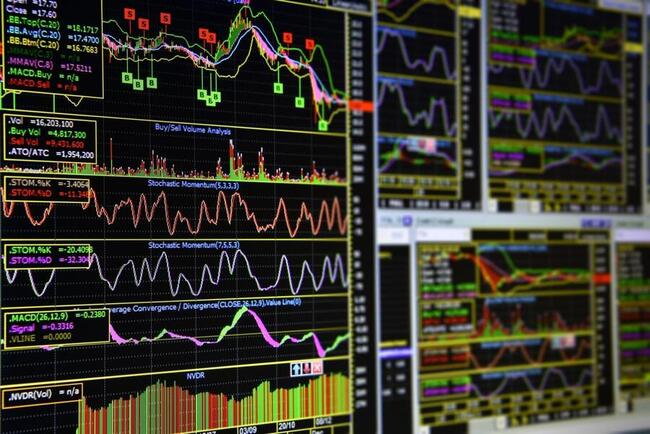 Графики XRP сигнализируют быкам о необходимости осторожности на фоне ожидания прорыва биткоином, в то время как эфир демонстрирует безумный рост