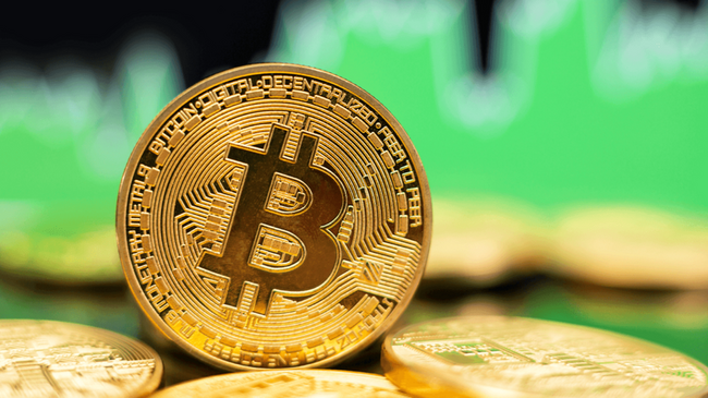 Эксперты: Рост Биткоина обусловлен спросом на ETF, слабым долларом и надеждами на снижение ставок