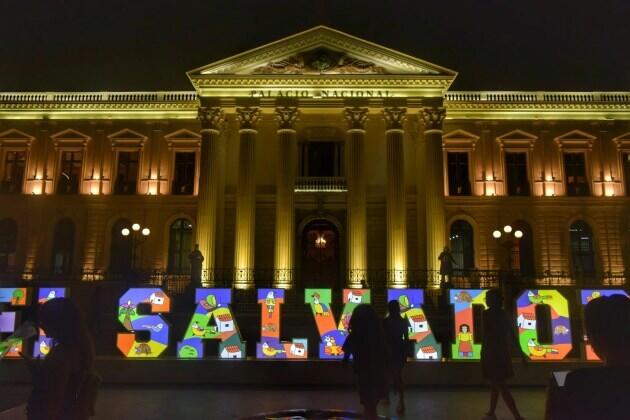 El Salvador ha celebrato il quarto anniversario della legge che rende Bitcoin moneta legale con un nuovo acquisto — un’operazione deliberata e mediatica che mantiene in evidenza le riserve crypto del Paese. Dati governativi: aggiunti 21 BTC Secondo il presidente Nayib Bukele e l’Ufficio Bitcoin del Paese, il governo ha acquistato domenica 21 BTC come […]