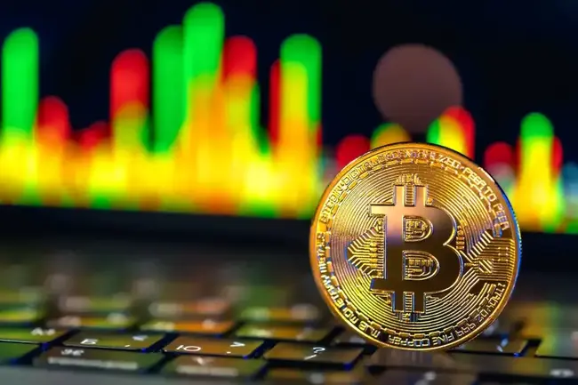 Bitcoin se stabilizează în jur de $109.300, pe fondul lichidărilor și al temerilor legate de inflație care afectează sentimentul pieței