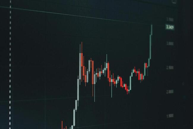 IBIT среди наиболее торгуемых ETF на фоне роста биткоина; акции майнинга падают