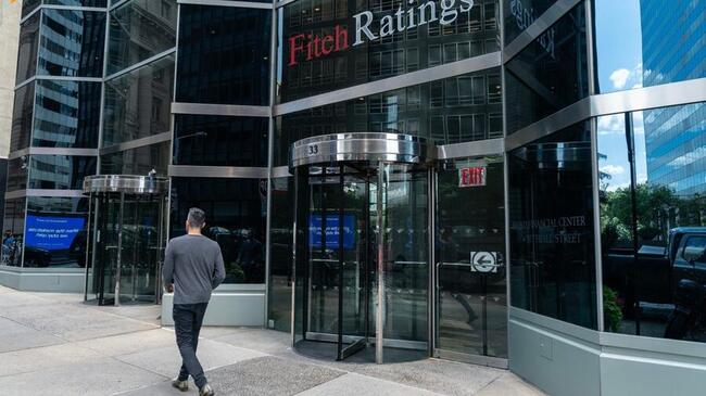 Fitch avertit : L’exposition des banques américaines aux cryptomonnaies menace les notations de crédit