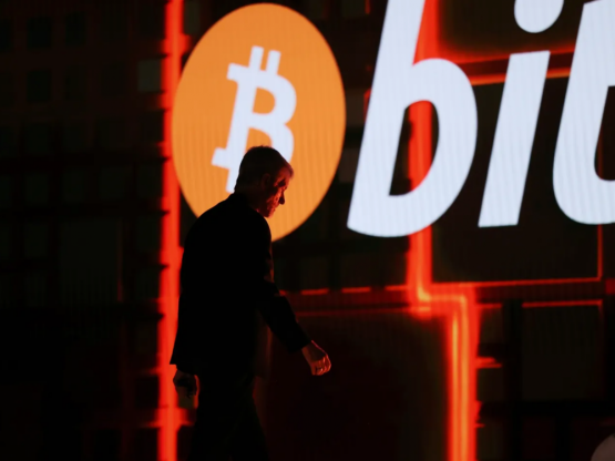 Bitcoin kljub Fedovemu rezu zdrsnil pod 90 tisoč dolarjev