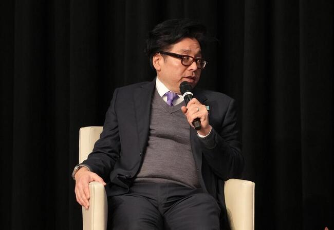 Tom Lee répond alors que X débat des perspectives divergentes de Fundstrat sur le bitcoin